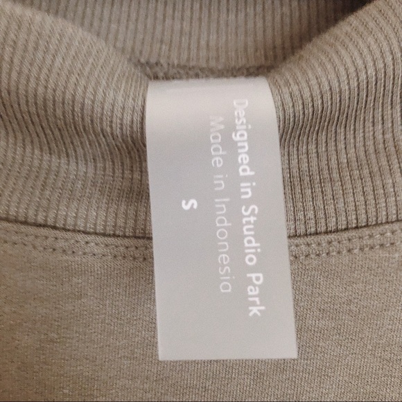 🚚 MOVING SALE! 🚚 Slouchy olive green yoga top - Picture 3 of 3